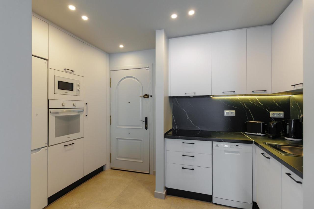 Elegant 2 Bedrooms Flat 5 Minutes From The Sea & Free Parking *