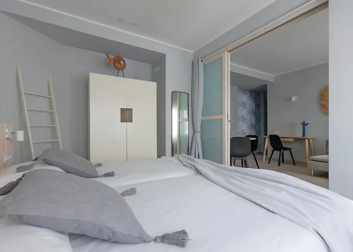 Elegant 2 Bedrooms Flat 5 Minutes From The Sea & Free Parking