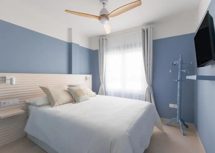 Elegant 2 Bedrooms Flat 5 Minutes From The Sea & Free Parking